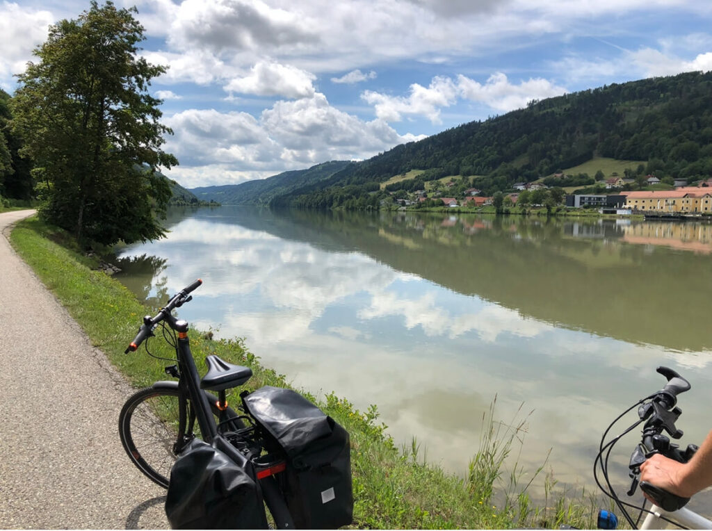 Der Donauradweg von Passau bis Wien. Dieser Abschnitt ist eine der meist befahrenen internationalen Strecken des von Donaueschingen bis zur Mündung ins Schwarze Meer verlaufenden insgesamt ca. 2.800 km langen Donauradwegs.