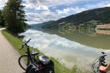 Der Donauradweg von Passau bis Wien. Dieser Abschnitt ist eine der meist befahrenen internationalen Strecken des von Donaueschingen bis zur Mündung ins Schwarze Meer verlaufenden insgesamt ca. 2.800 km langen Donauradwegs.