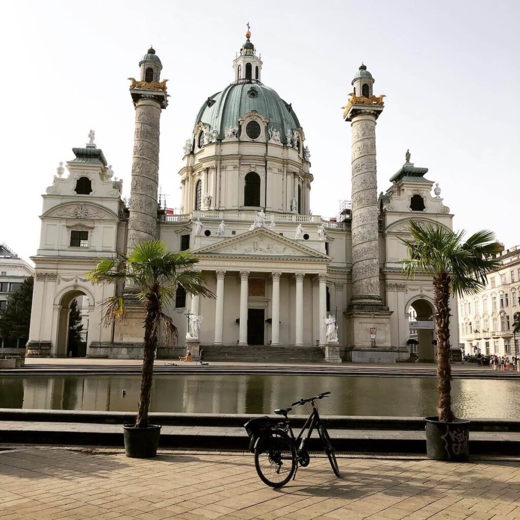 Mein Fahrrad steht vor der Karlskirche in Wien, der Hauptstadt Österreichs.