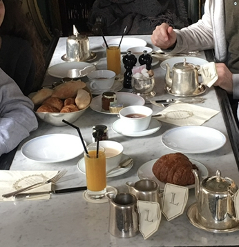 Frühstückstisch im Ladurée Paris Champs Elysées