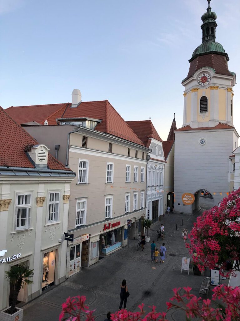 Neben wunderschöner Landschaft ist eines der Highlights unseres Tages das Marillenfest in Krems. Hier gibt es die dicksten und leckersten Marillenknödel im Schwarze Kuchl und den leckerstn Marillenlikör von Tastl.