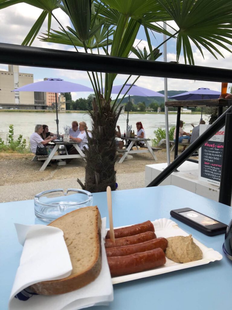 Auch wer wenn Scharfes liebt: NIEMALS im Uferhaus in Klosterneuburg ein Puztawürstel mit Kümmelbrot und scharfem Senf bestellen, da endscharf!