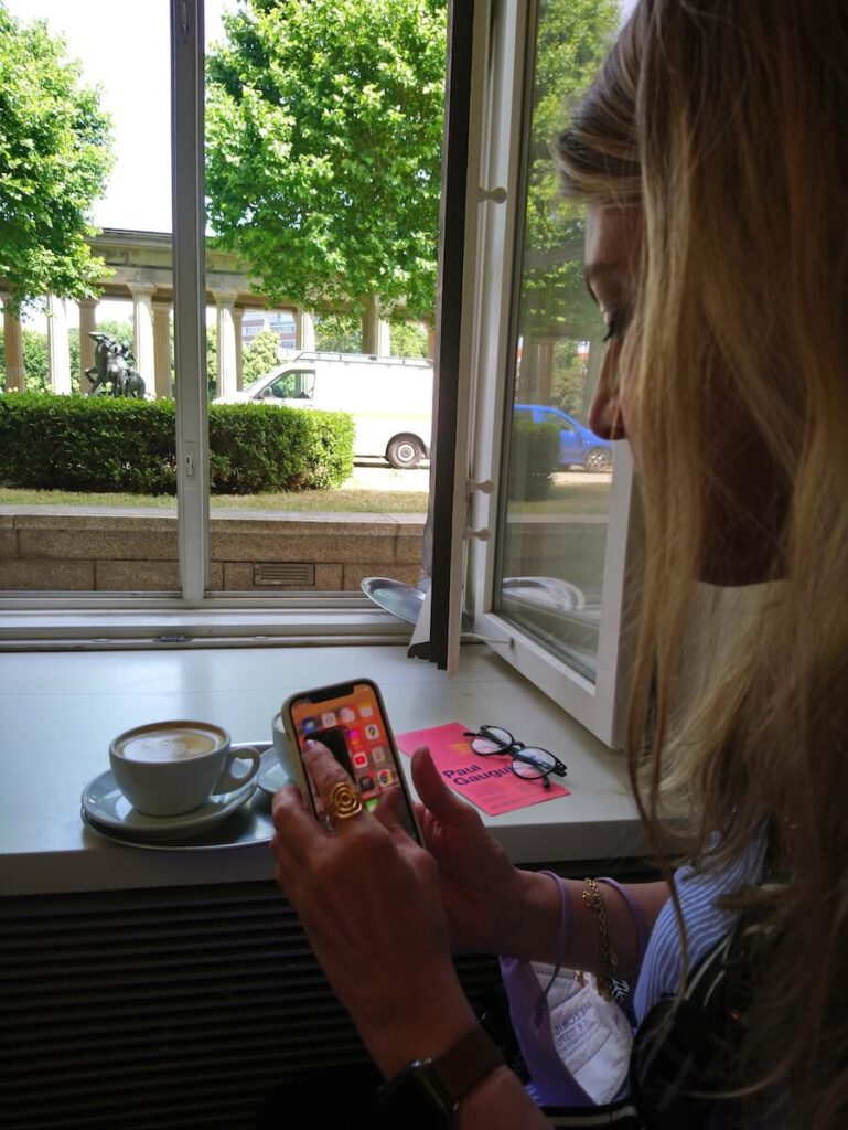 Birgit im Café der Alten Nationalgalerie