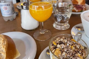 Frühstückstisch mit Orangensaft, Müsli, Käse- und Schinkenbrötchen im Engels Café auf der Hohestraße in der Düsseldorfer Carlsdtadt.