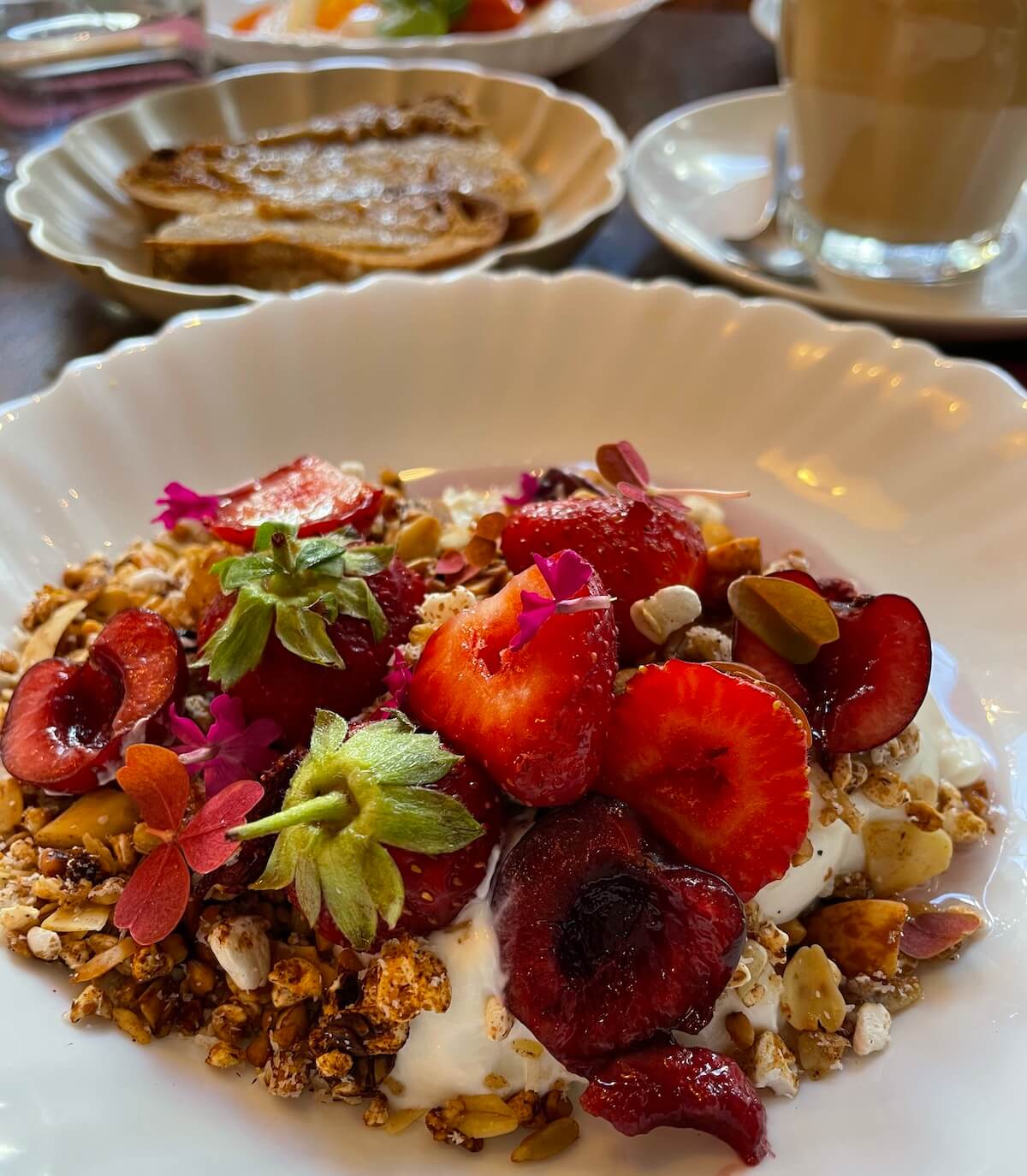 Mandel-GRAMMOLA mit gepufftem Buchweizen, Beeren und Kirschen, Kirsch- und Akaziensirup - und lila Sauerklee