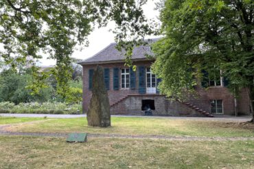 Stadtmuseum Düsseldorf mit Blick über den Rosengarten