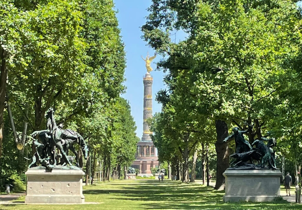 Tiergarten mit Blick auf die Siegessäule in Berlin