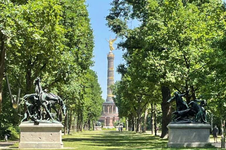 Tiergarten mit Blick auf die Siegessäule in Berlin